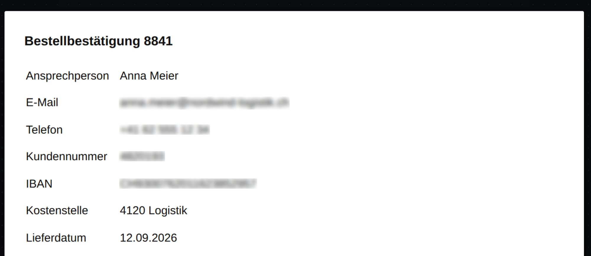 Nahaufnahme: E-Mail, Telefon, Kundennummer und IBAN verwischt, Ansprechperson und Kostenstelle lesbar